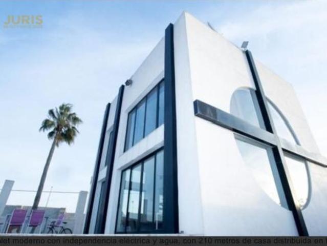 Moderna villa independiente a 20 km de la playa