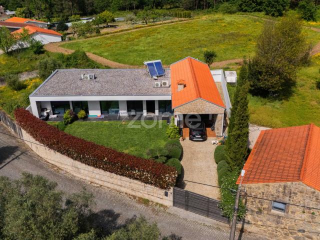 Moderna Villa Isolada de 3 Quartos e Térrea + Escritório