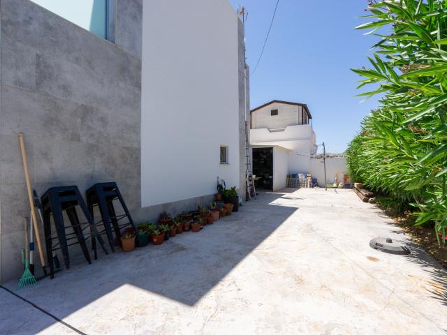 Moderna villa reformada con piscina privada y elegante zona exterior en la cotizada Torretas Florida. Ofrece amplios espacios, acabados de calidad, abundante luz natural y una ubicación privilegiada a pocos minutos del centro de Torrevieja, colegios, serv
