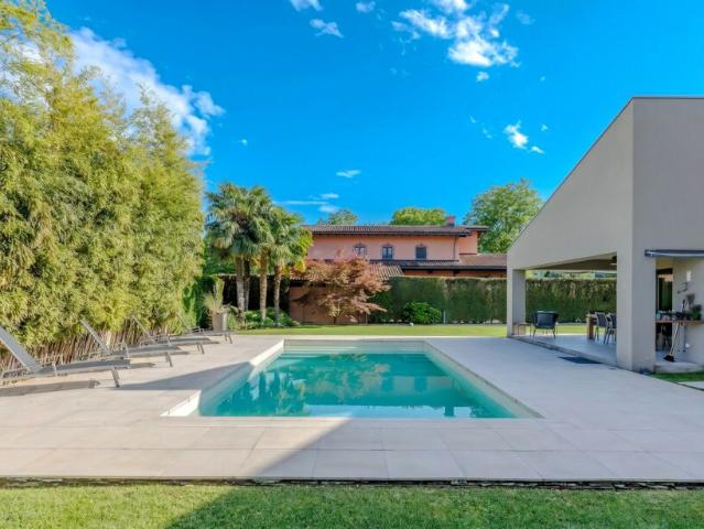 MODERNA VILLA 7.5 LOCALI CON PISCINA E TERRENO A MAGLIASO