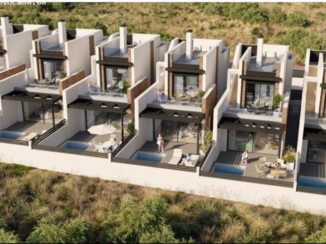 Moderna Vivienda de Dos Plantas con Piscina y Solárium en una Urbanización Tranquila