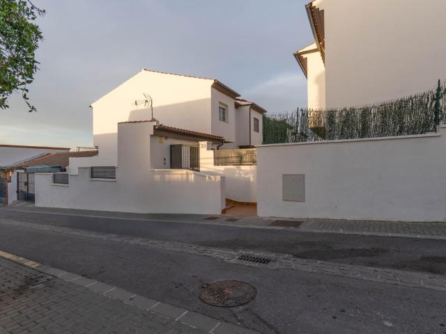 Moderna y bonita vivienda ubicada en una exclusiva urbanización privada en Gójar