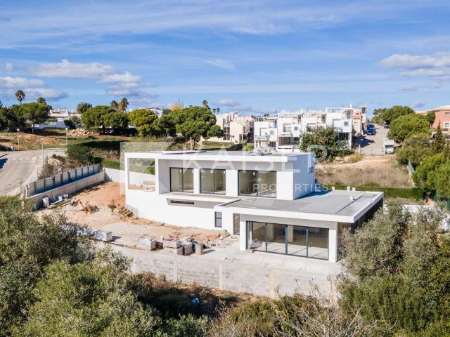 Moderna 4 3+1 quarto com piscina e garagem em construção