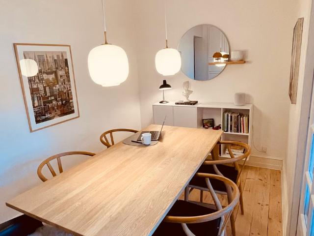 Moderne og hyggelig lejlighed med altan midt i Frederiksberg