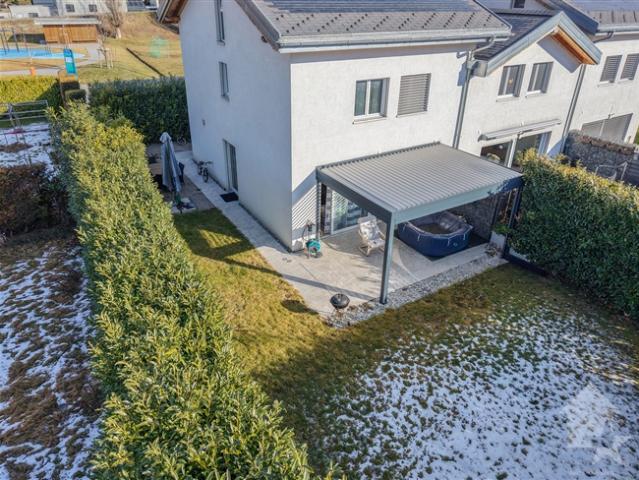 Moderne angrenzende Villa mit sechs Zimmern und schönen Außenbereichen
