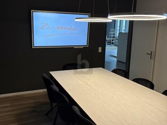 MODERNE BÜROS IM WACHSENDEN GEWERBEZENTRUM