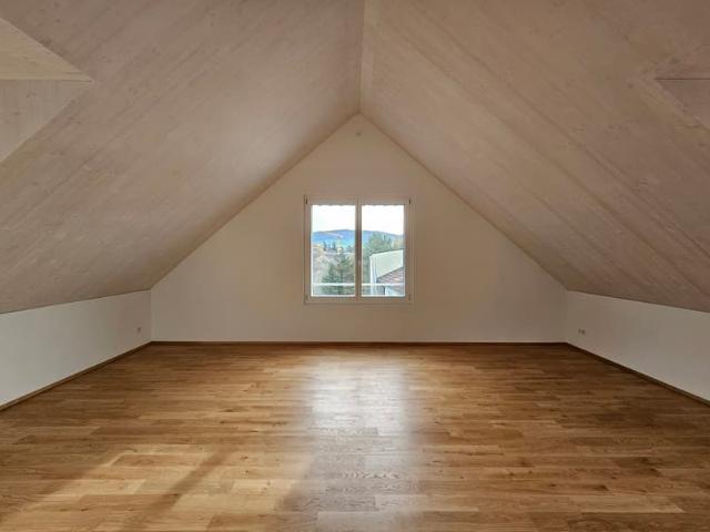 Moderne Dachwohnung mit Laubenbalkon