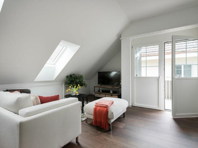 Moderne Dachwohnung mit Neubaucharakter