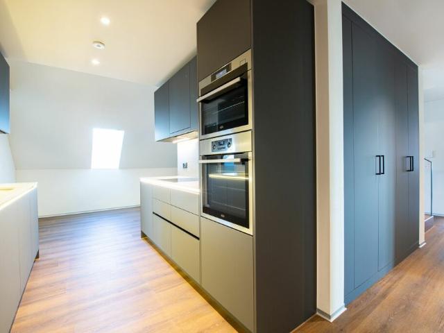 Moderne Dachgeschoss Wohnung im Herzen von Nänikon