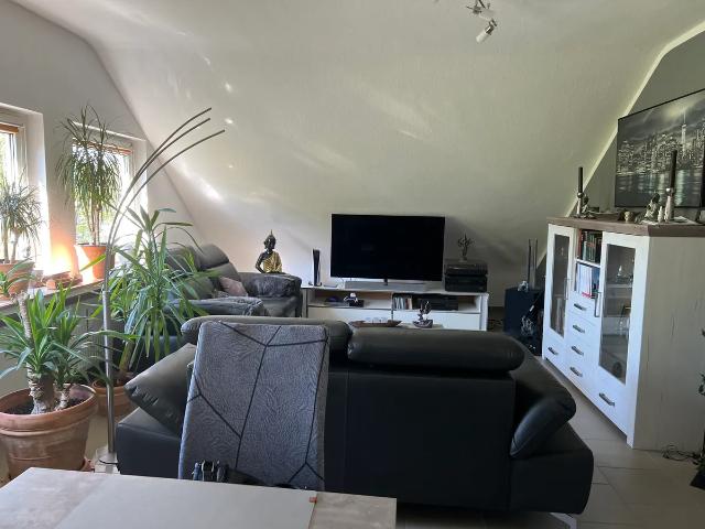 Moderne Dachgeschosswohnung in ruhiger Lage