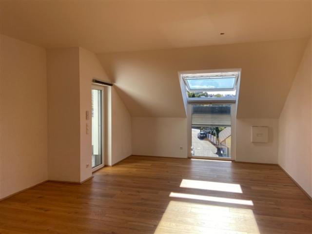 Helle Dachgeschosswohnung inkl. Einbauküche und Loggia Top A11