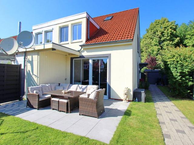 Moderne Doppelhaushälfte mit ausgebautem Dachstudio & Doppelcarport in Elmshorn