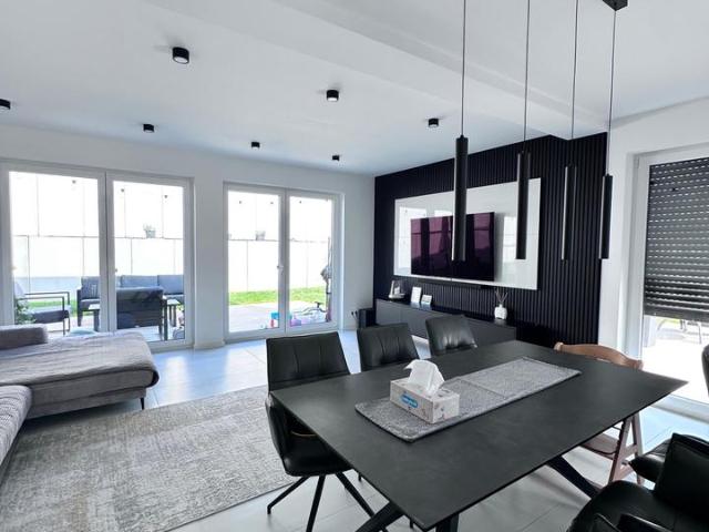 Moderne Doppelhaushälfte mit Garage