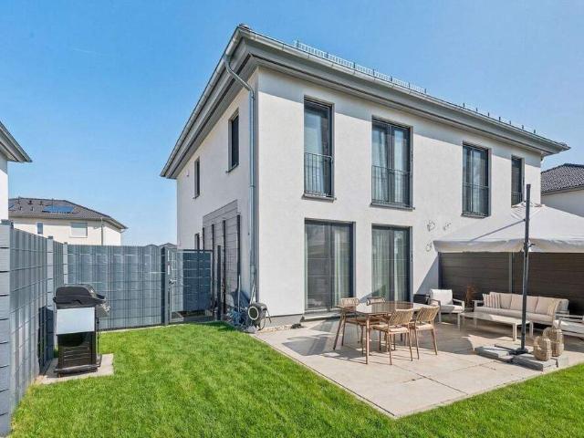 Moderne Doppelhaushälfte mit hochwertiger Ausstattung und individuellem Charakter