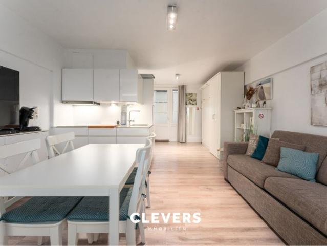 Moderne en lichtrijke gemeubelde studio met heerlijk terras