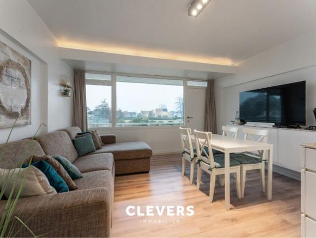 Moderne en lichtrijke gemeubelde studio met heerlijk terras