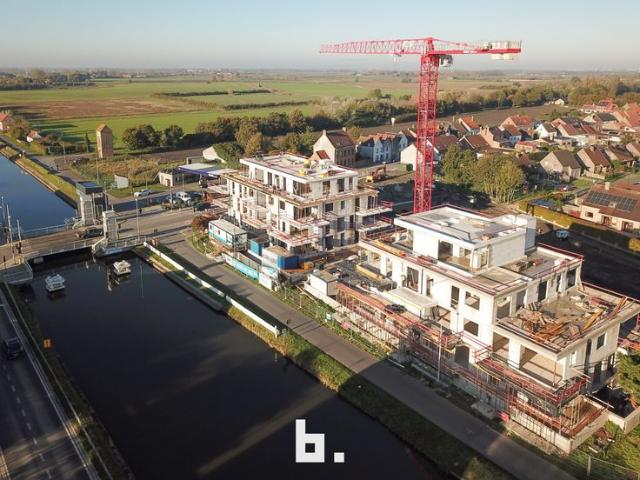 Moderne energiezuinige wooneenheden aan het water
