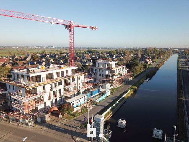 Moderne energiezuinige wooneenheden aan het water