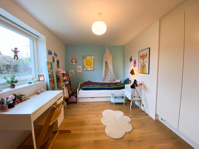 Moderne familievilla med have og mange værelser