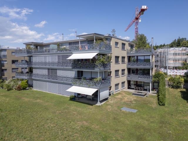 Moderne & geräumige 2.5 Zimmerwohnung mit Einstellplatz