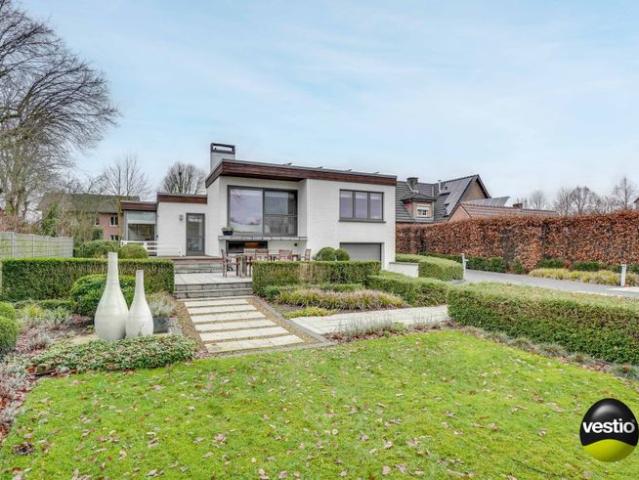 MODERNE, GERENOVEERDE BUNGALOW OP 17,34 ARE