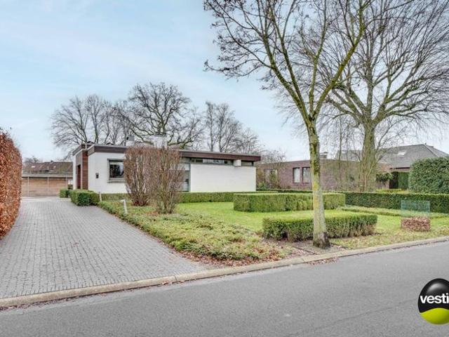 MODERNE, GERENOVEERDE BUNGALOW OP 17,34 ARE