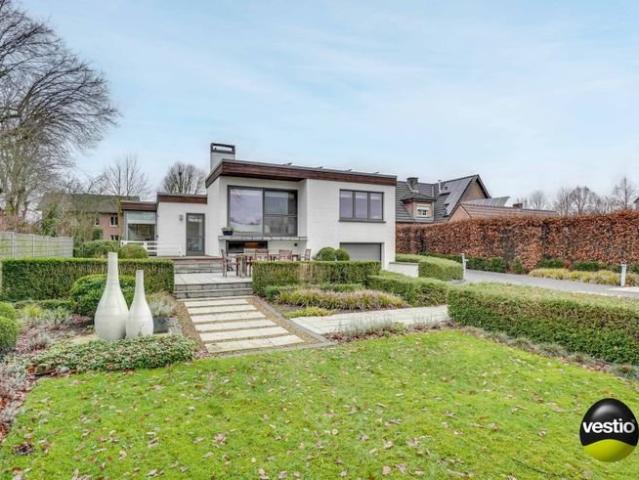 MODERNE, GERENOVEERDE BUNGALOW OP 17,34 ARE