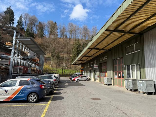 Moderne Gewerbefläche mit überhoher Lagerhalle in Ebikon
