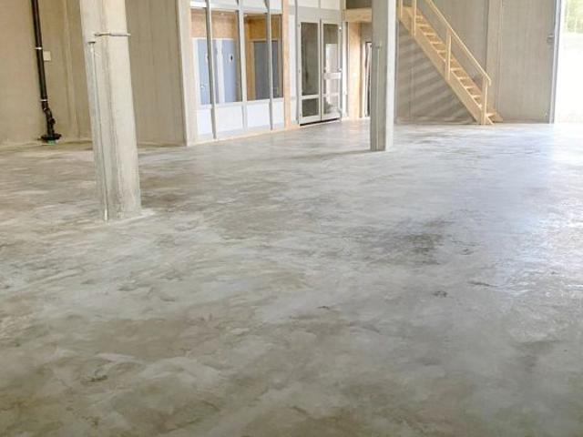 Moderne, Gewerbehalle + Erweiterungsmöglichkeit großes Sektionaltor eingezäuntes Gelände