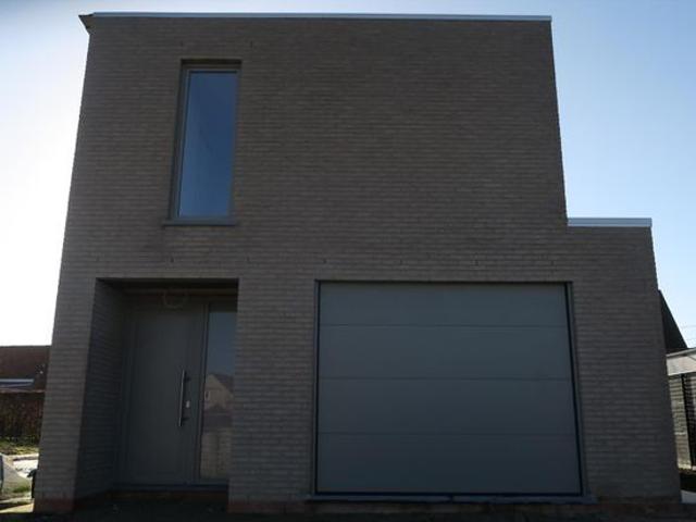 Moderne halfopen nieuwbouw woning met 3 slpkmrs in rustige