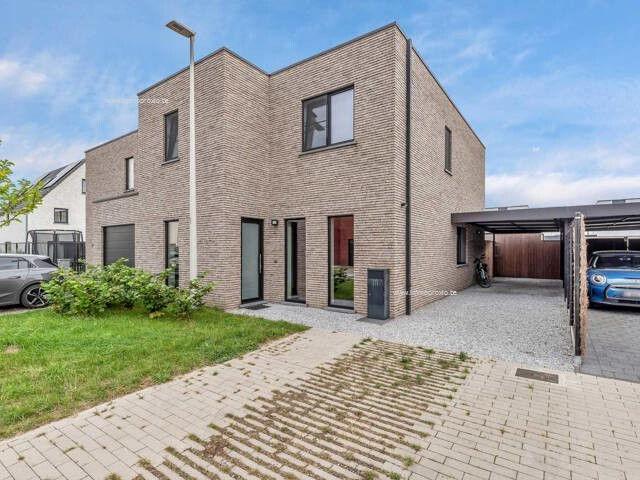 Moderne Halfopen nieuwbouwwoning