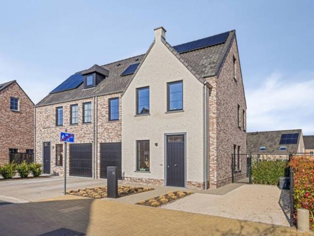 Moderne halfopen gezinswoning met veel ruimte en comfort