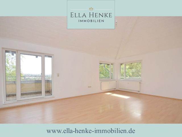 Moderne, helle Dachgeschosswohnung mit Fahrstuhl + wunderschöner Aussicht.