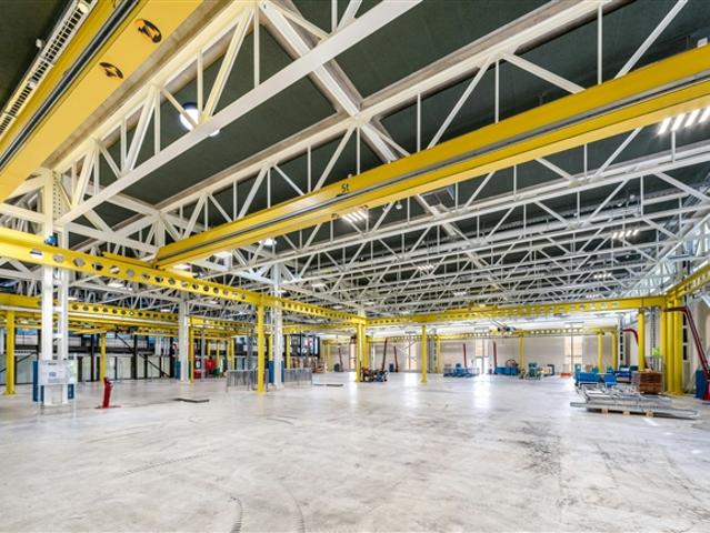 Moderne, hohe 5'000 m² Halle mit integrierten Büros und Werkstätten am Kreuz A1/A2 unterteilbar