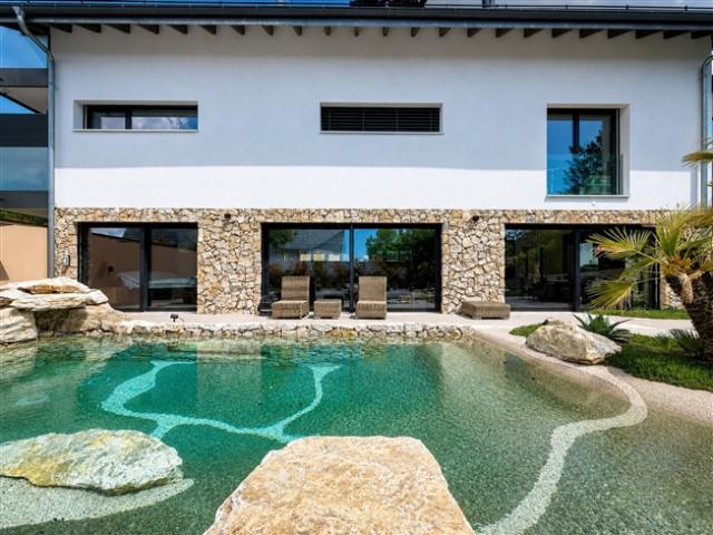 Moderne Immobilie mit Schwimmbad und Wellnessbereich
