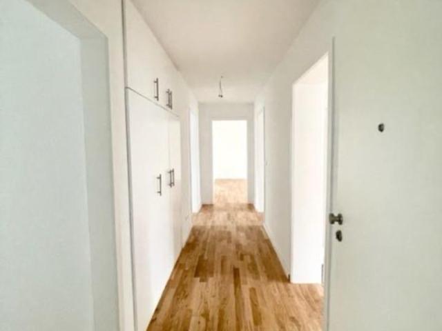 Moderne, kernsanierte 4 Zimmer Wohnung mit Balkon