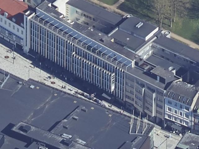 Moderne klinik med 5 behandlerrum med vand og afløb. Flot indgangsparti direkte fra Nytorv med 2 elevatorer