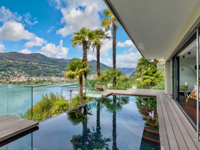 Moderne Luxusvilla mit Blick auf den Luganersee und privatem Dock