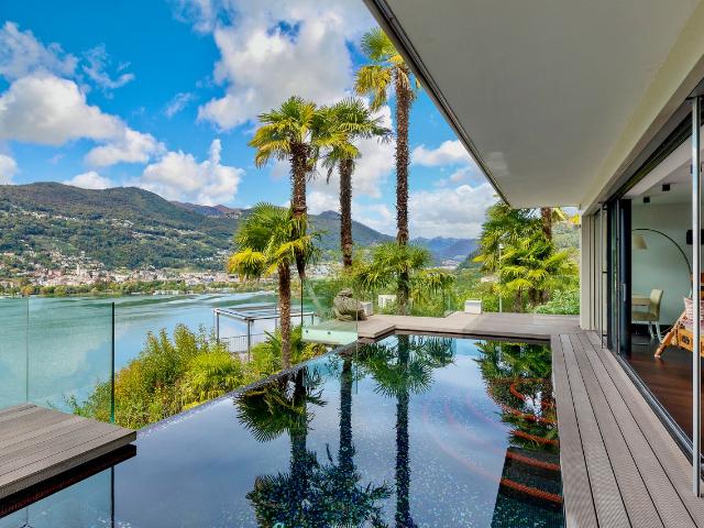 Moderne Luxusvilla mit Blick auf den Luganersee und privatem Dock