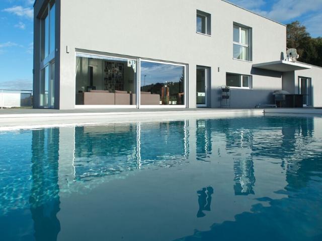 Moderne, lichterfüllte Villa mit Blick auf Pool und die Landschaft