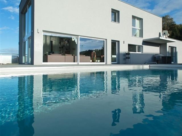 Moderne, lichterfüllte Villa mit Blick auf Pool und die Landschaft