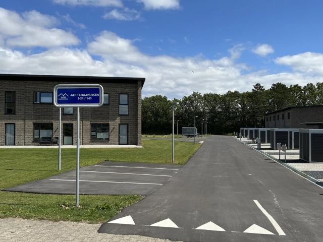 Moderne rækkehuse med terrasse og parkering