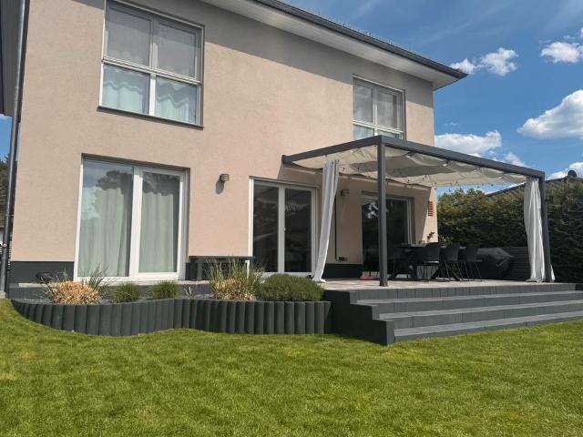 Moderne Stadtvilla mit Pool in Schulzendorf