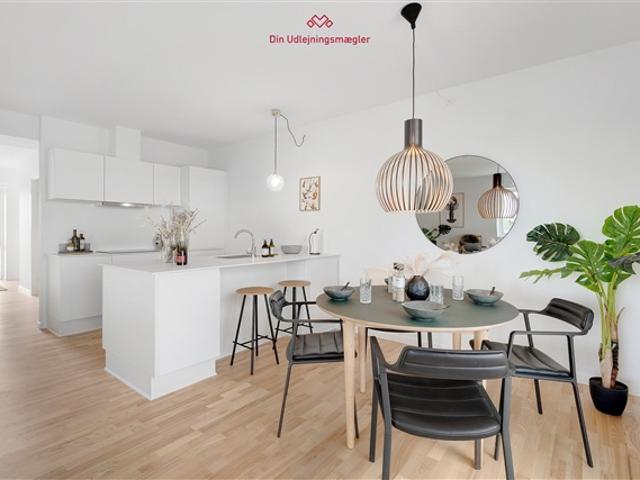Moderne stuelejlighed med stor sydvendt terrasse og udsigt over markerne, Aalborg Øst, Nordjylland