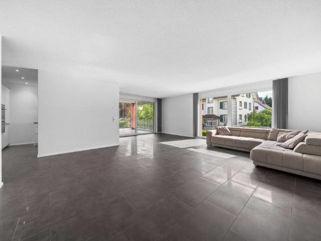 Moderne und grosszügige 4.5 Zi. Wohnung an zentraler Lage