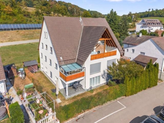 Moderne und helle 4.5 Zimmer Gartenwohnung an naturnaher Lage mit Lift und Tiefgaragenplatz