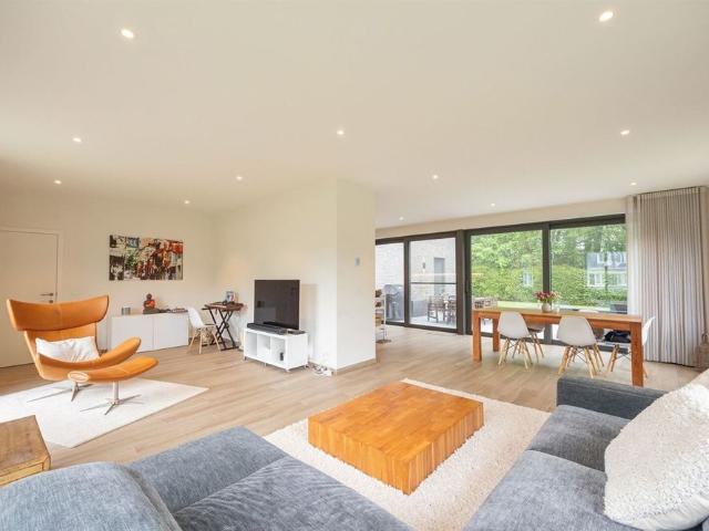 Moderne villa met vier slaapkamers en tuin