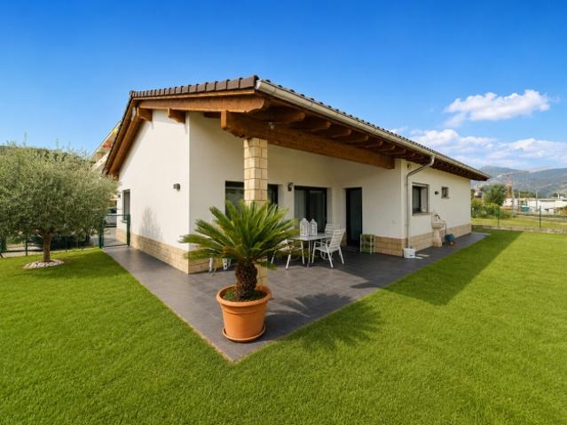 MODERNE VILLA MIT 6,5 ZIMMERN UND GROSSER GARTEN IN STABIO