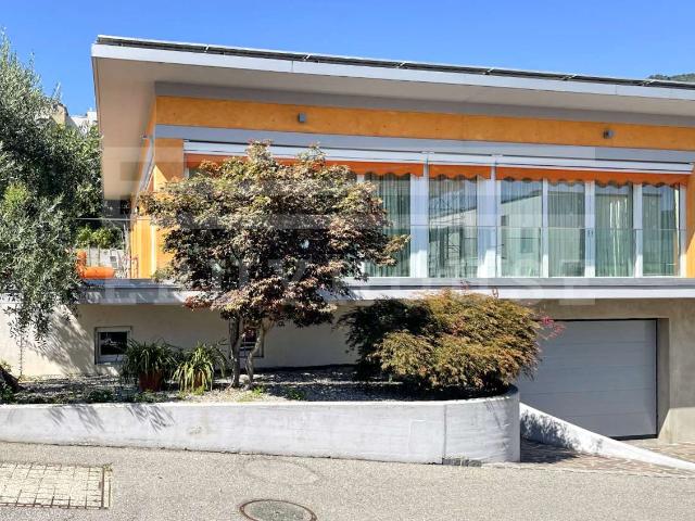 MODERNE VILLA MIT GROSSEM GARTEN
