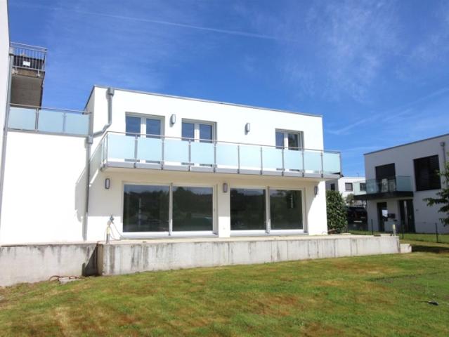 Moderne Villa mit großer Terrasse und Garten